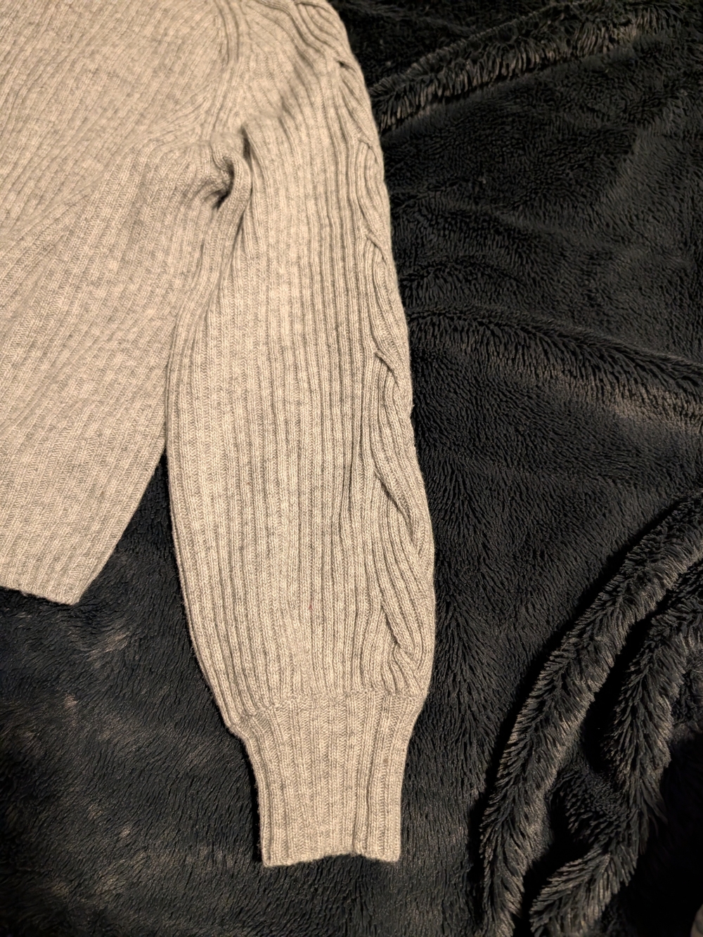 GUESS Light Gray Ribbed Crewneck Sweater - Picture 3 of 5
